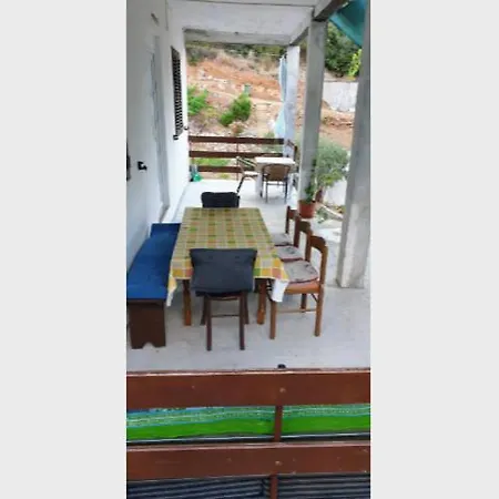 Robinzon Irena, By The Apartmán