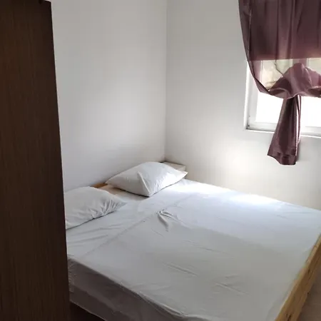 Robinzon Irena, By The Gdinj