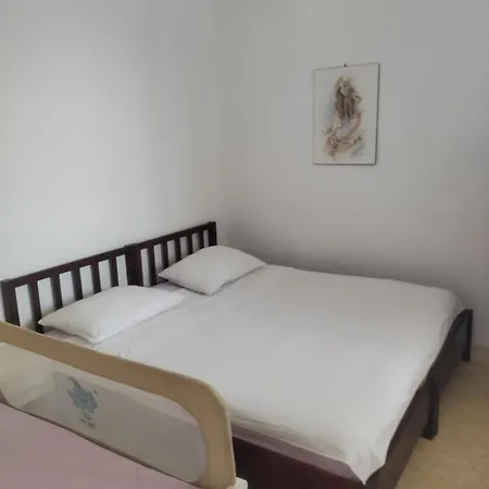 Robinzon Irena, By The Apartmán