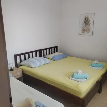 Robinzon Irena, By The Apartmán *