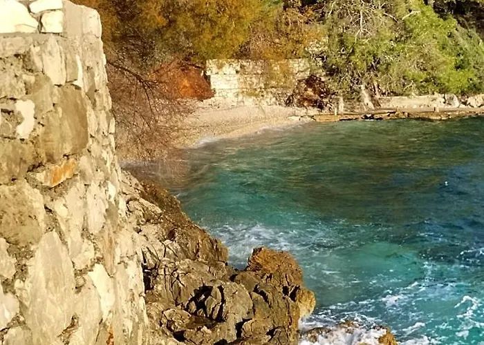 Robinzon Irena, By The *