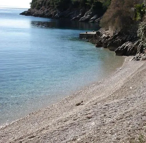 Robinzon Irena, By The Gdinj