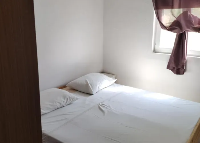 Robinzon Irena, By The Gdinj