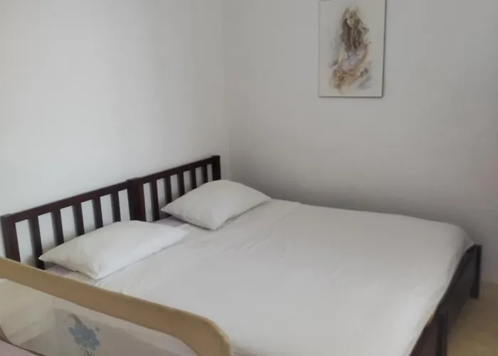 Robinzon Irena, By The Apartmán