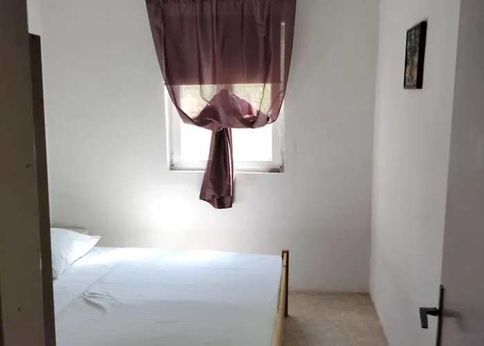 Robinzon Irena, By The *