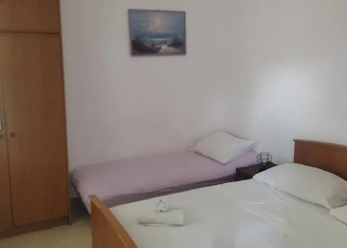 Robinzon Irena, By The Apartmán