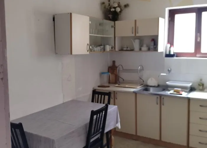 Robinzon Irena, By The Gdinj